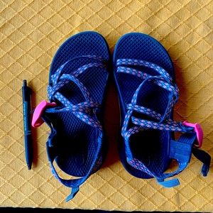 Kids Chaco! Size US 2. Lots of life left